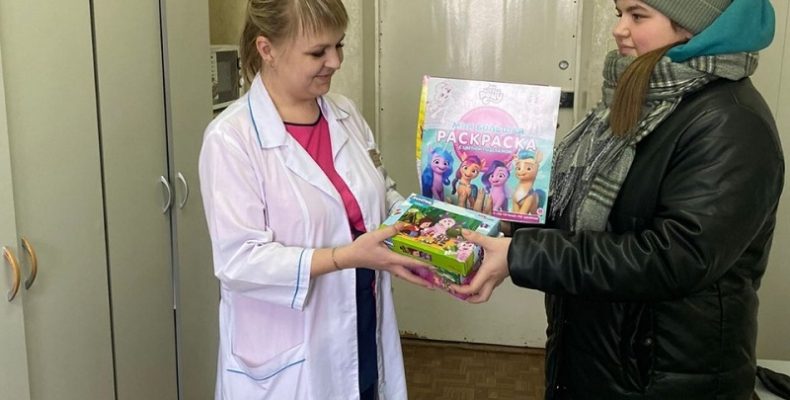 Подарки пациентам детского стационара ЦГБ передали неравнодушные люди в Бердске