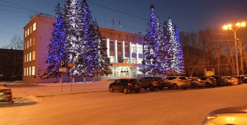Украсили ели на площади Горького в Бердске новогодними огоньками