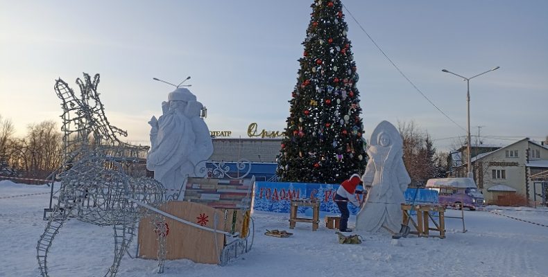 Главную новогоднюю ёлку установили и нарядили в Бердске