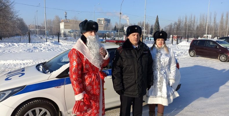 Полицейский Дед Мороз поздравил автолюбителей Бердска с наступающим Новым годом