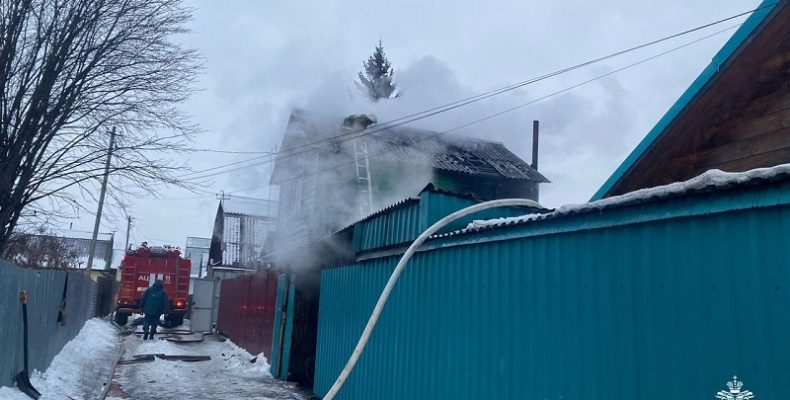 Два дачных дома горели в Бердске в первый день зимы