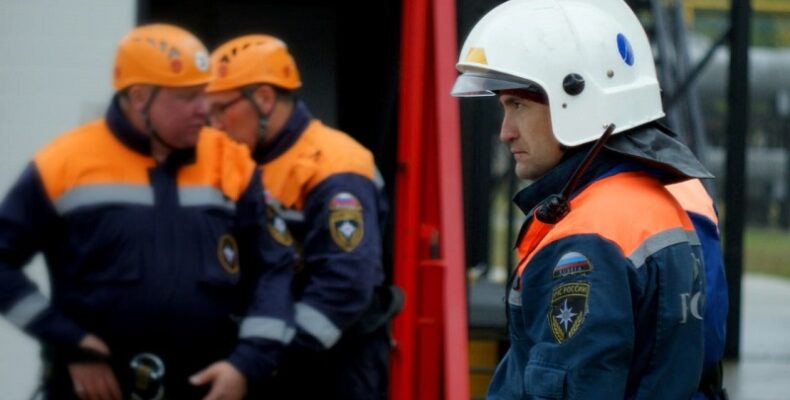 Через окно пришлось забираться спасателям МЧС в одну из квартир в Бердске