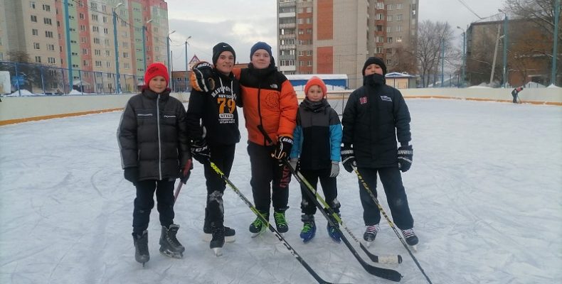 Ежедневно приходят тренироваться на уличные хоккейные коробки мальчишки в Бердске