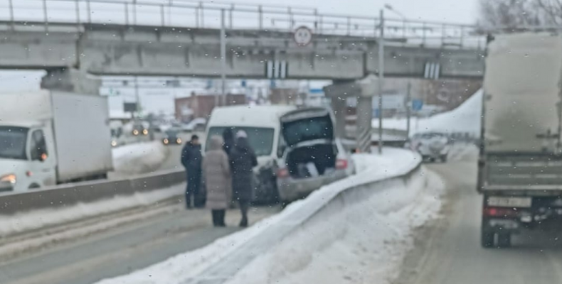 Фургон Peugeot столкнулся лоб в лоб с легковым Škoda под путепроводом в Бердске