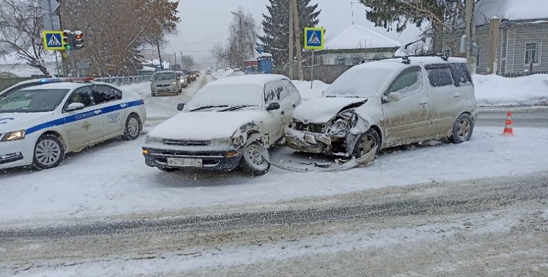 Две «Тойоты» столкнулись на перекрёстке в Бердске в условиях снегопада