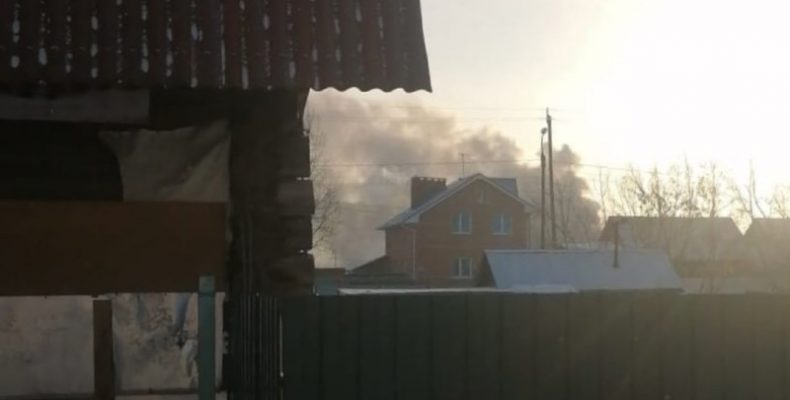 Огонь уничтожил крышу частного дома на улице Некрасова в Бердске