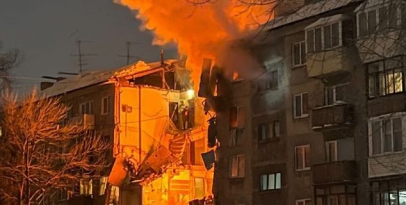 Бердские спасатели МЧС работают на месте разрушения жилого дома в Новосибирске