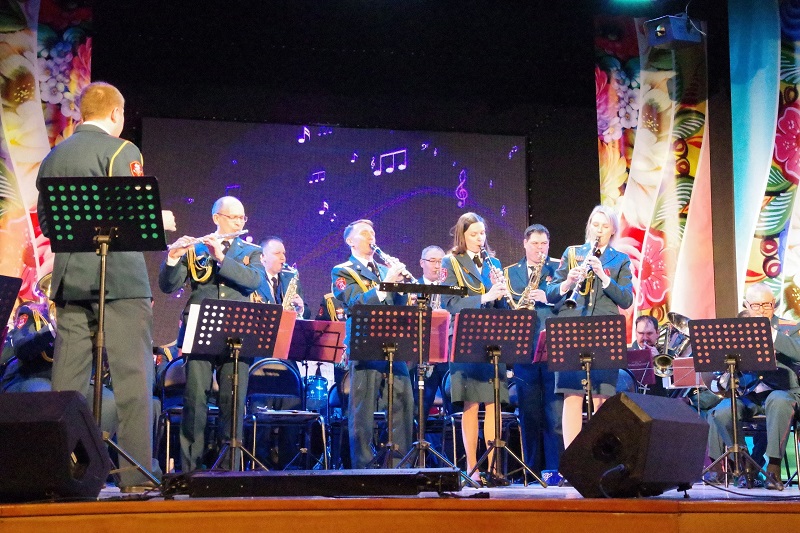 Подарили концерт военного оркестра и вручили награды работникам культуры в Бердске