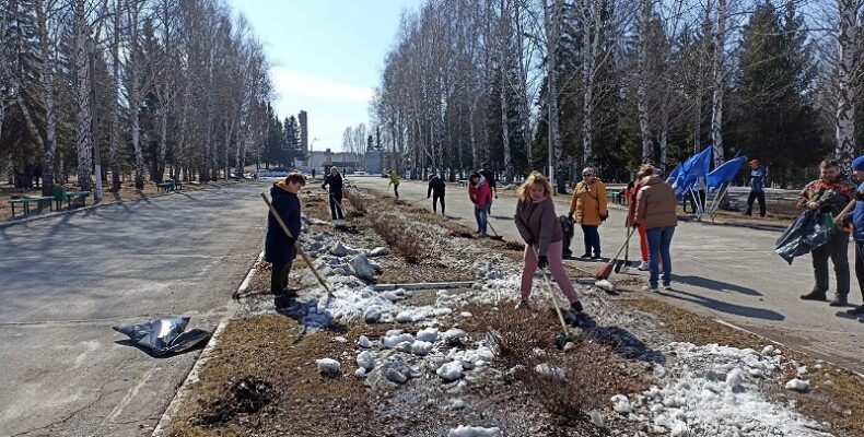 Общегородской субботник начался в Бердске с уборки парка Победы