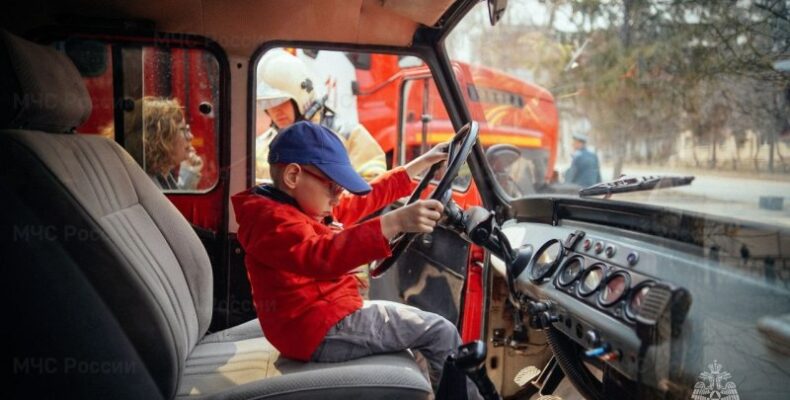 Бердские пожарные исполнили заветное желание пятилетнего Артёма