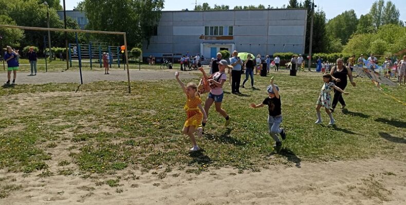 Запускали воздушных змеев ребятишки в День детства в Бердске