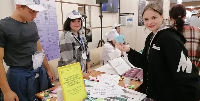 Зарплата от 50 тыс. рублей и общежитие бесплатно: всероссийская ярмарка трудоустройства прошла в Бердске