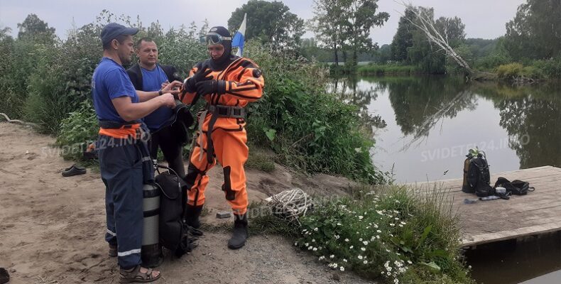 Достали со дна глубокого озера тело утонувшего парня водолазы МЧС из Бердска