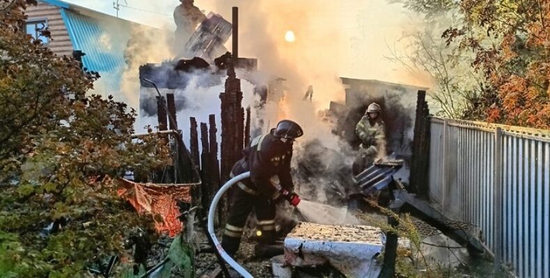 Сгорели надворные постройки на улице Берёзовой в садовом обществе Бердска