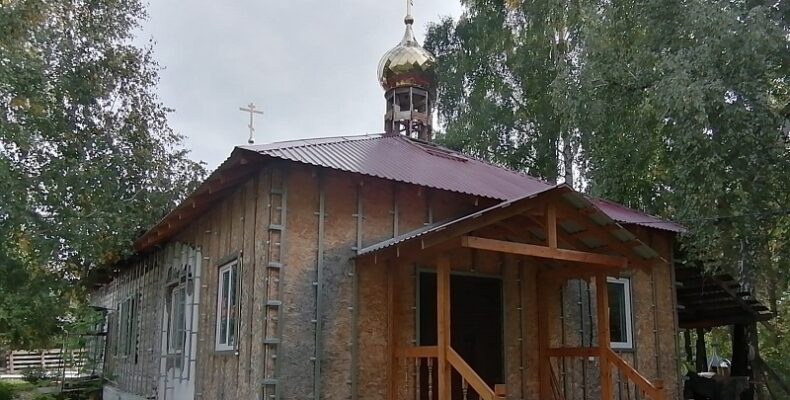 Засияли золотом: на храм в Бердске установили купола