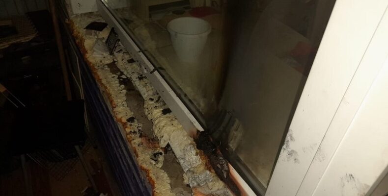 Неосторожность при курении привела к пожару в многоквартирном доме в Бердске