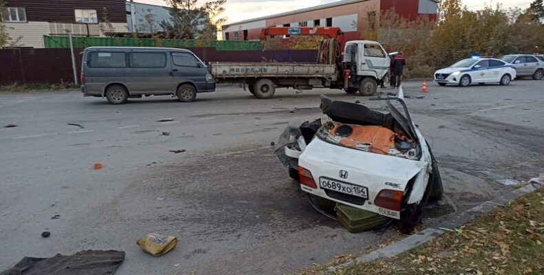Автомобиль буквально разорвало на части при ДТП в Бердске