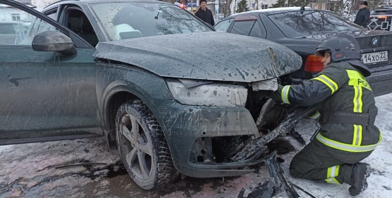 В жёстком столкновении двух иномарок в Бердске пострадала пожилая пассажирка одной из них