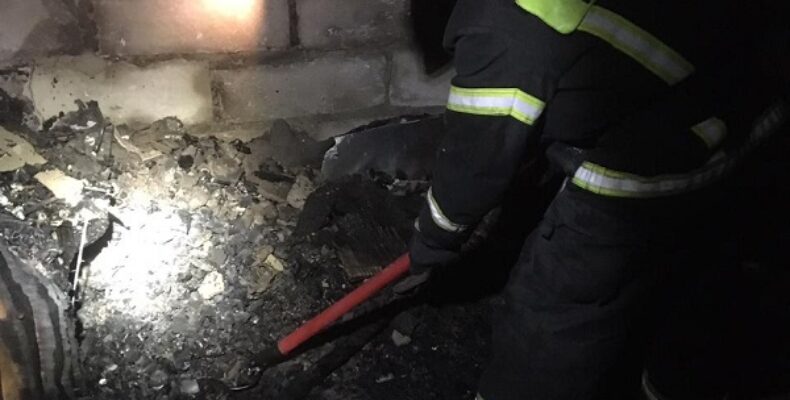 На пожаре в общежитии Бердска огнеборцы обнаружили тело пожилого мужчины