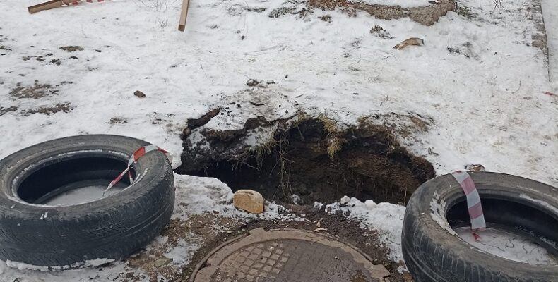 Женщина упала в четырёхметровую яму со стоками в центре двора в Бердске