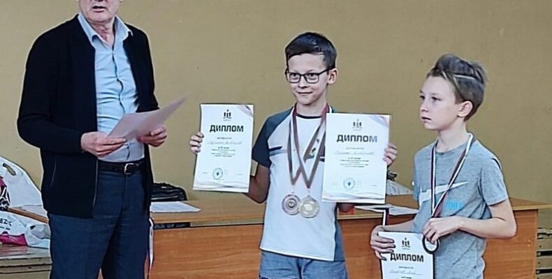 Серебро на областных соревнованиях завоевали бадминтонисты из Бердска