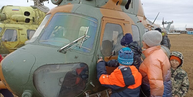 Восемь смелых «лётчиков» из «100 друзей» и их родители побывали на аэродроме в Бердске