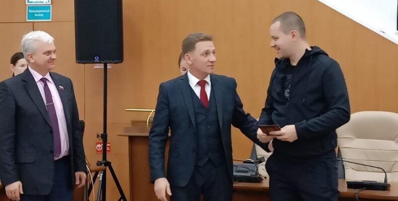 Бывший житель Казахстана заключил контракт и получил в администрации Бердска паспорт гражданина РФ