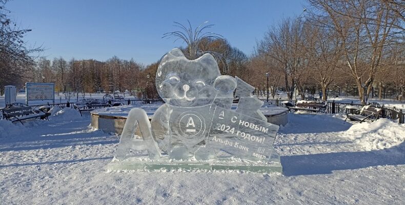 На главной площади Бердска к Новому году возводят снежный городок