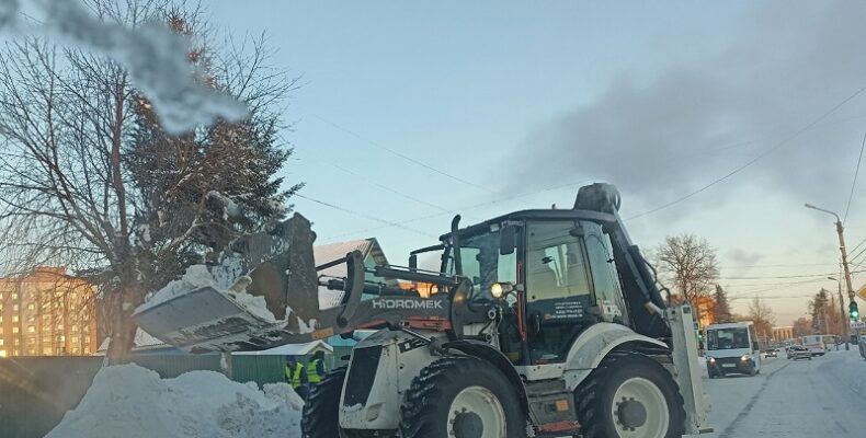 В 20-градусный мороз спецтехника расчищает от снежных завалов дороги Бердска