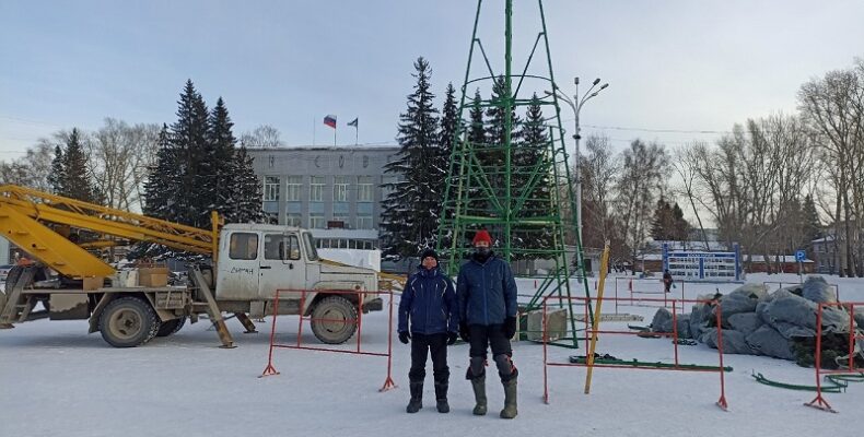 На площади Горького в Бердске монтируют 14-метровую главную городскую ёлку