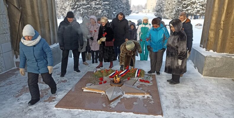 Самые стойкие патриоты пришли возложить живые цветы Героям Отечества в Бердске