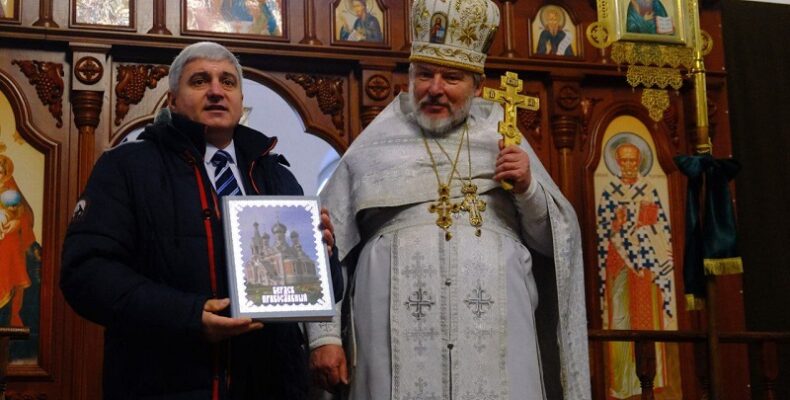 Книгу «Бердск православный» получил в подарок на Рождество настоятель храма в ЛНР