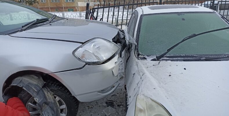 Снесла дорожный знак и проломила забор у новенькой многоэтажки «Toyota Corolla» в Бердске