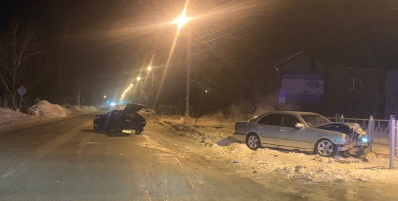 В лобовом столкновении с «Mercedes» в Бердске пострадал молодой водитель «девятки»