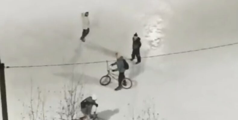 Катаются на велосипедах на ледовой арене и портят ее подростки в Бердске