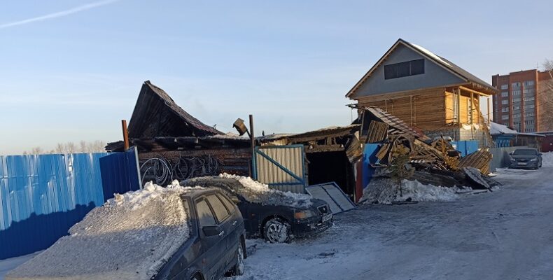 Из-за замыкания гаражного светильника сгорел дотла частный дом многодетной семьи в Бердске