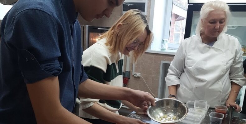 Кулинарный мастер-класс провели для школьников преподаватели политехнического колледжа в Бердске