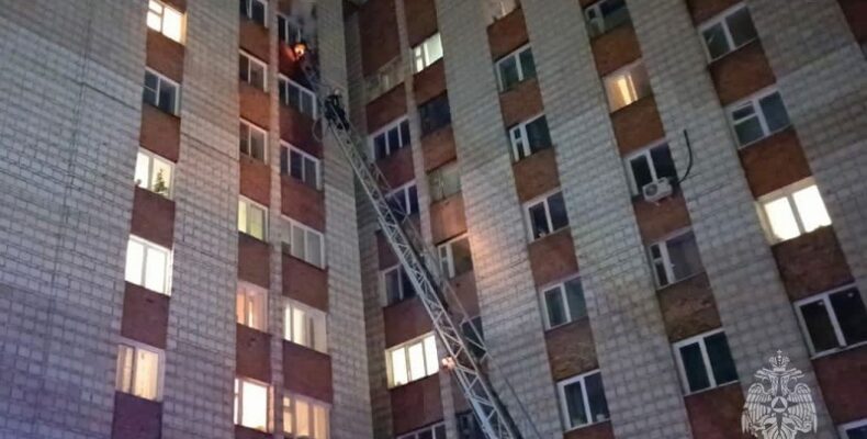 Трёх человек эвакуировали огнеборцы Бердска на пожаре в 9-этажке