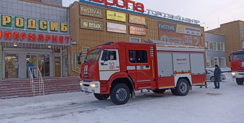 Девушка затушила пожар в ТЦ «Европа» до приезда пожарных в Бердске