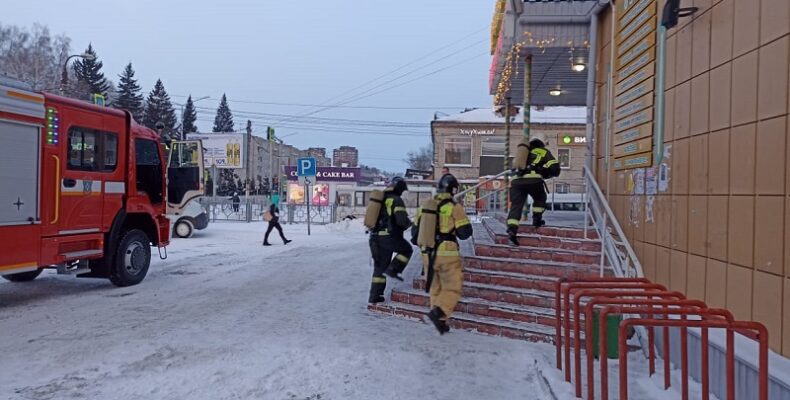 Короткое замыкание в проводке светильника стало причиной приезда пожарных к ТЦ «Европа» в Бердске