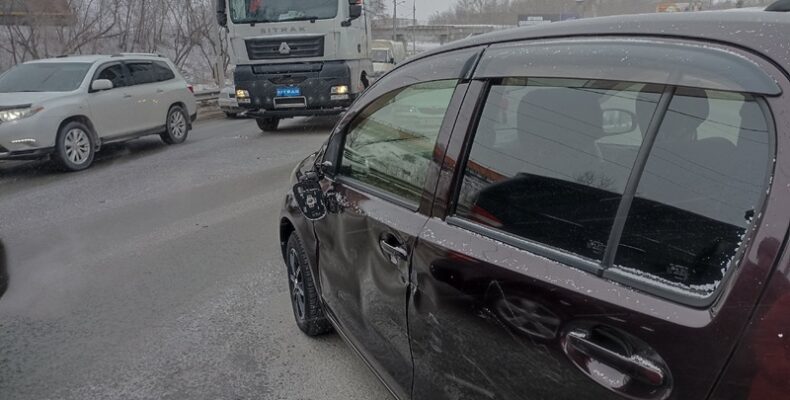 Легковушка попала под большегруз на трассе в Бердске