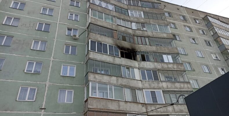 В отсутствие жильцов сгорела лоджия и закоптилась квартира в Бердске
