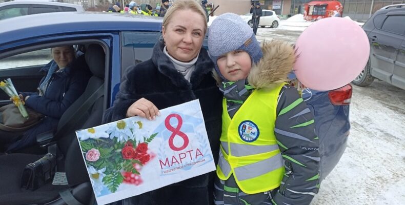 Сотрудники ГИБДД Бердска и Отряд юных инспекторов движения поздравили женщин-водителей с 8 Марта