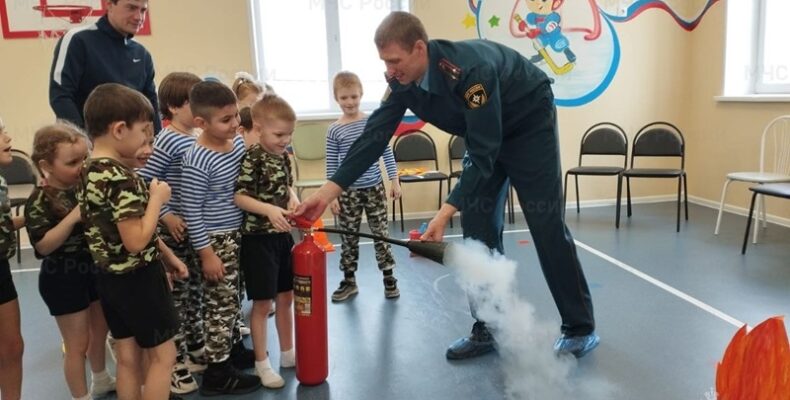 Пожарные из Бердска посетили детский сад