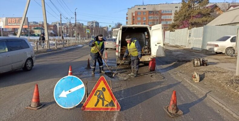 Сотрудники ЦМУ проводят в Бердске аварийный ямочный ремонт дорог