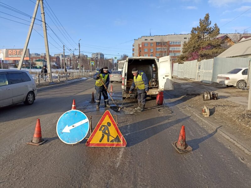 Сотрудники ЦМУ проводят в Бердске аварийный ямочный ремонт дорог