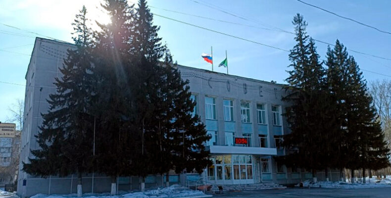 Над администрацией Бердска приспустили флаги 24 марта