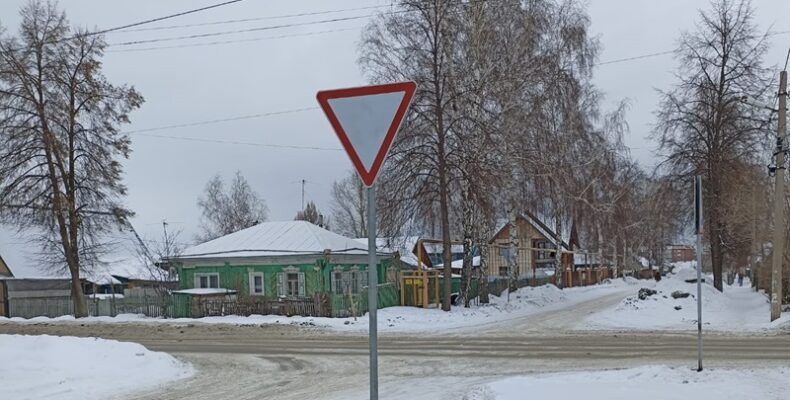 Знаки приоритета установили на перекрёстке Маяковского-Ушакова в Бердске