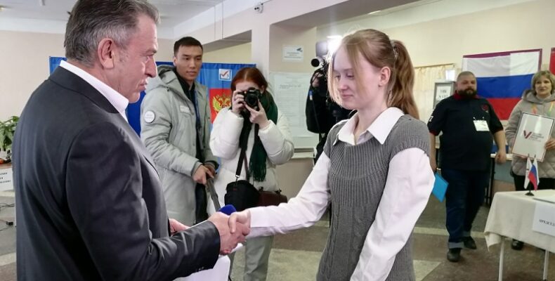 Вручил подарки молодым избирателям председатель Заксобрания Новосибирской области в Бердске