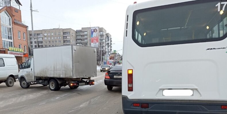 Маршрутка №17 «догнала» грузовую «ГАЗель» на главной улице Бердска